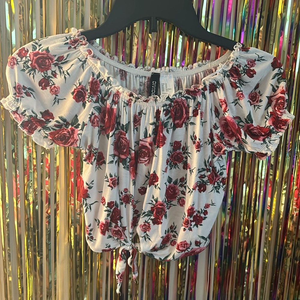 gently worn size XS Divided H&M rose pattern crop top